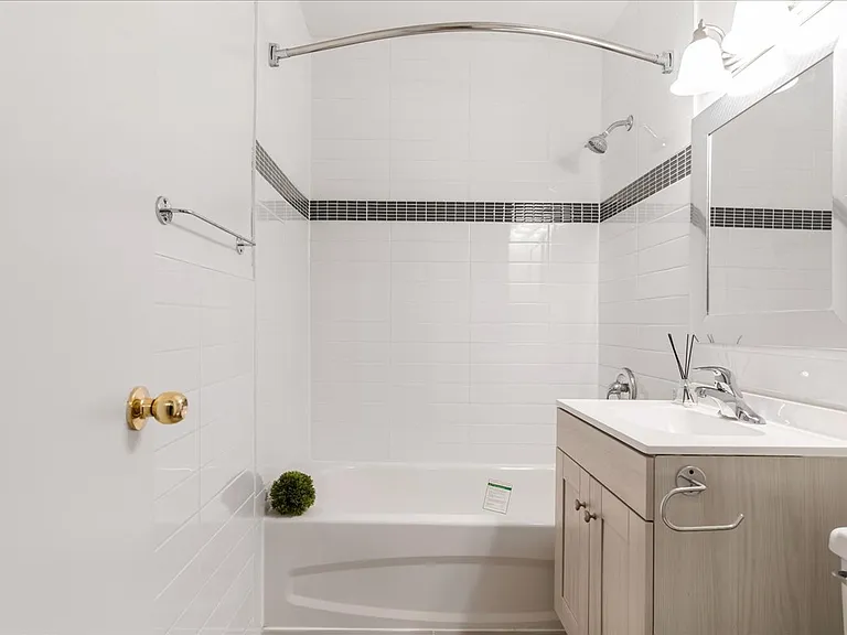 1221 Simcoe St N — Photo 7