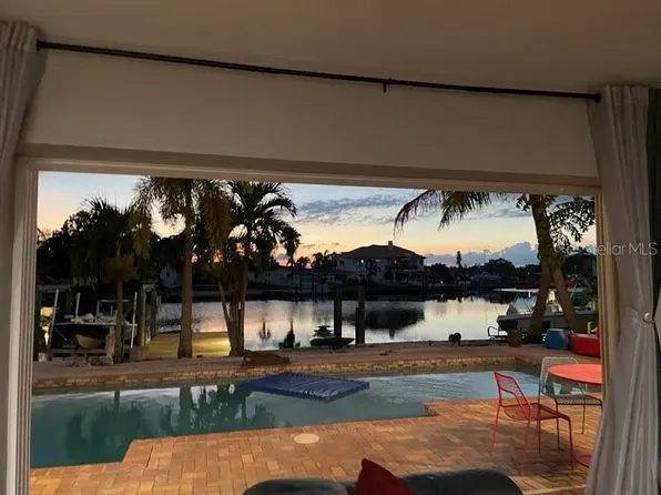 9410 Sun Isle Dr NE, Saint Petersburg, FL 33702