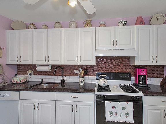4th image of 979 Gardiner Dr
