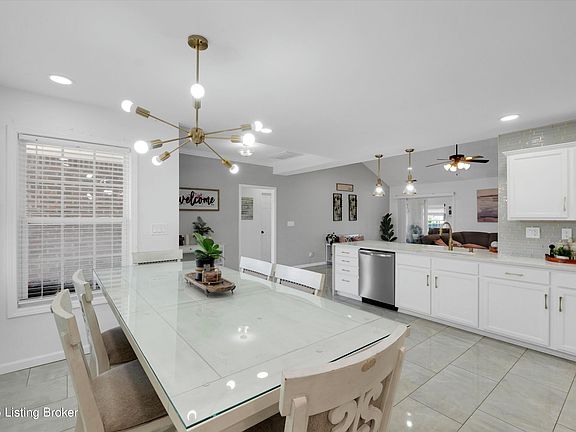 3rd image of 828 Hackney Ln
