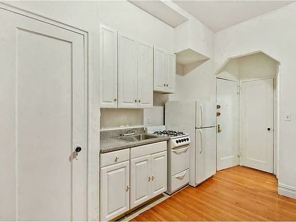 2nd image of 302 E 89th St APT 4B