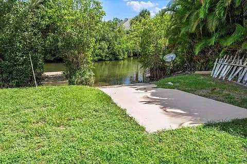 527 E Causeway Blvd — Photo 28