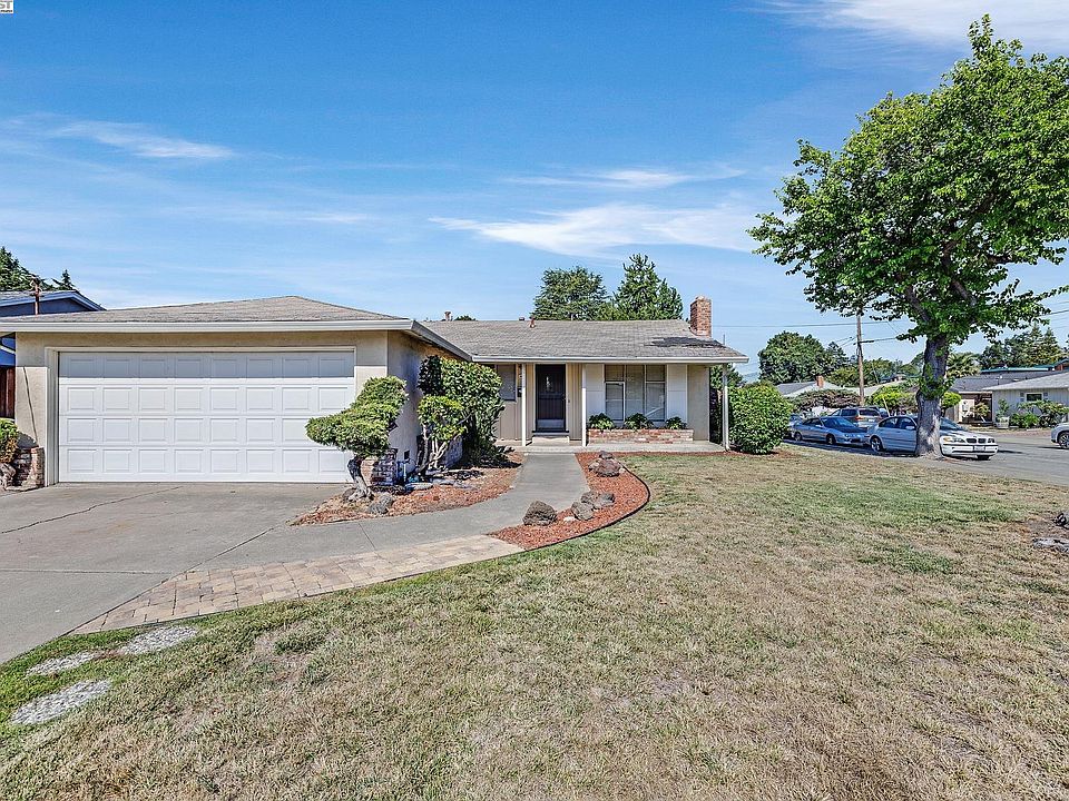 1st image of 815 Carmel Ct