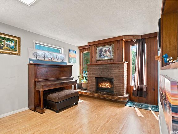 4th image of 310 Douglas CRESCENT