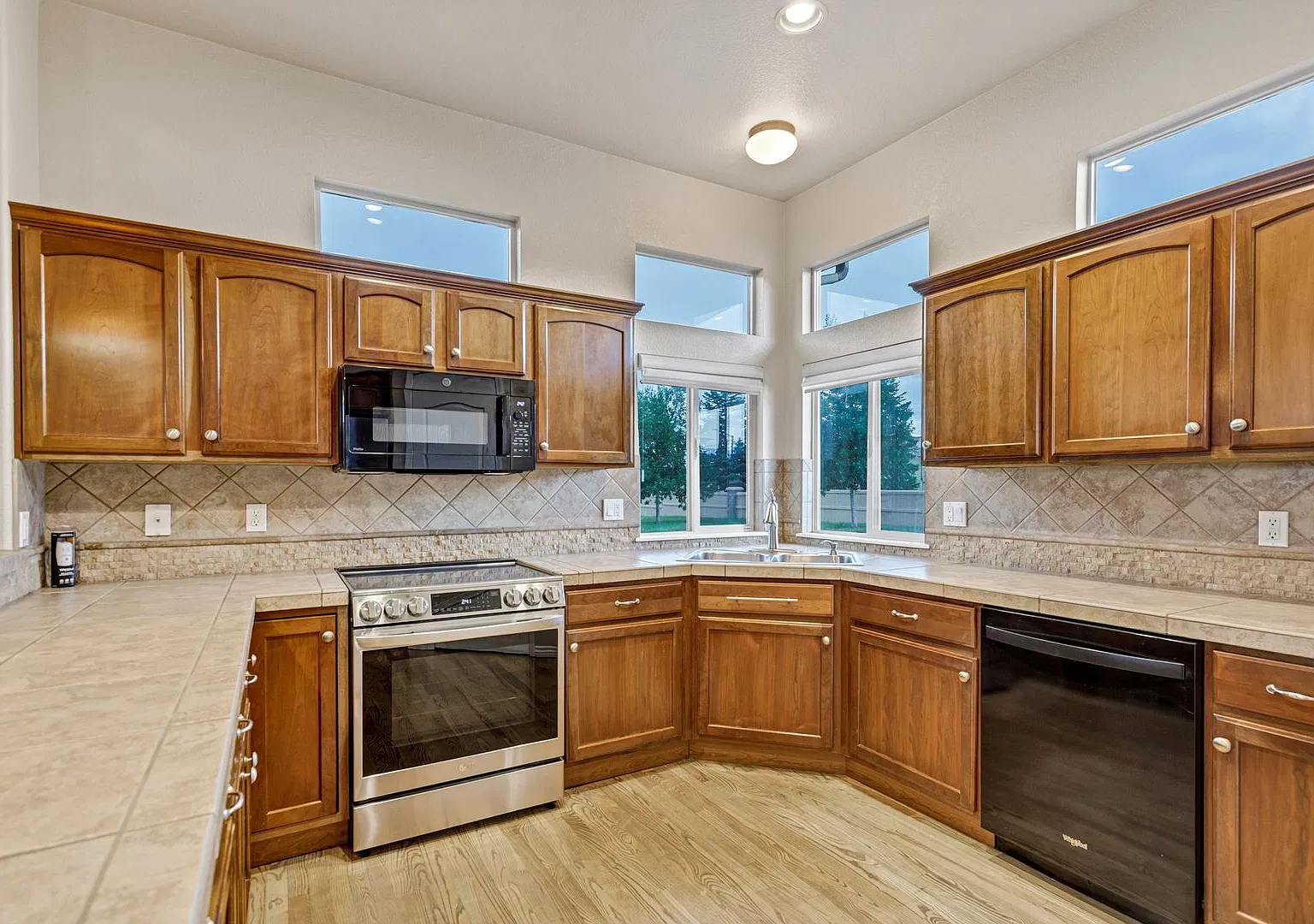 Luxury Patio Home In District 20 Showing Begin September 1st — Photo 4