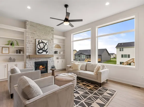 335 NW Red Oak Dr, Waukee, IA 50263
