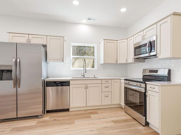 3rd image of 4058 Red Oak