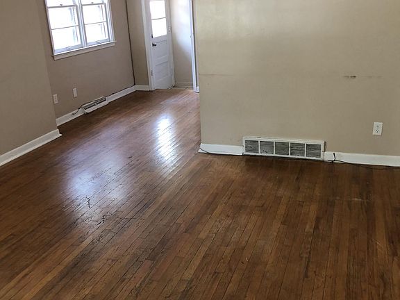 Living room to dining area