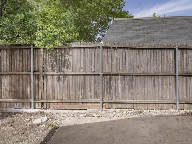 2808 Golfing Green Dr — Photo 23