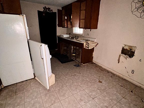 3rd image of 1216 Jamestown Dr