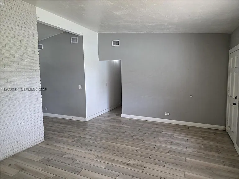 621 SW 64th Way — Photo 3
