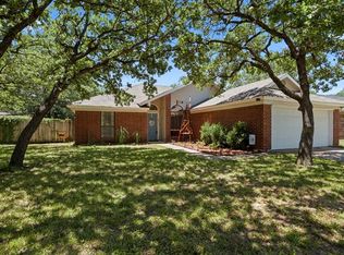 821 Meadow Crst, Azle, TX 76020