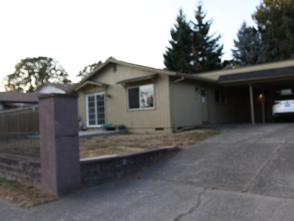 1st image of 2551 NE Parkwood St
