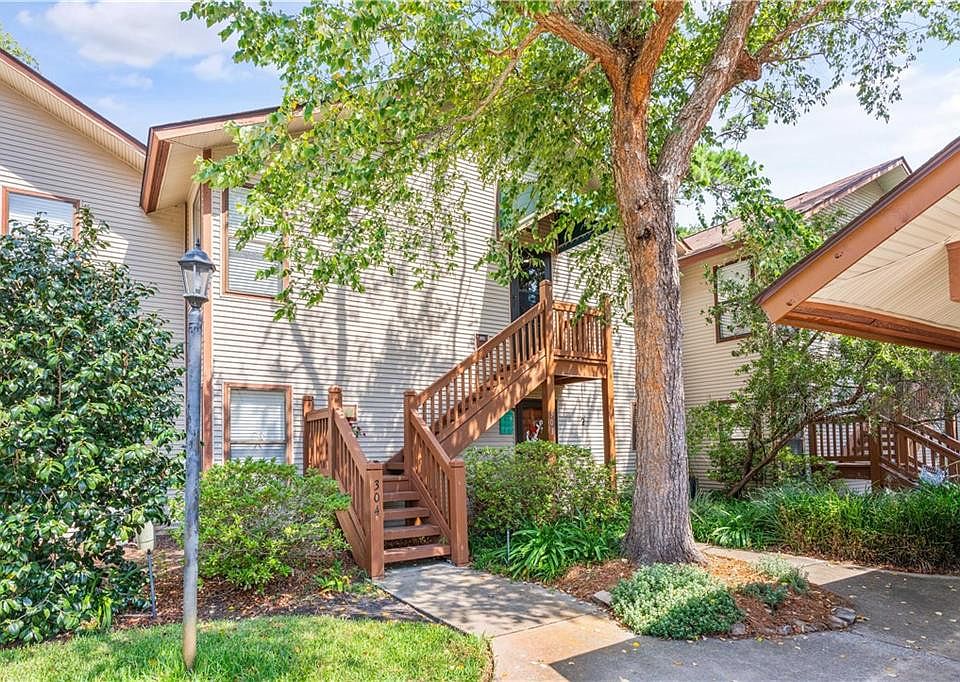 1st image of 304 Harbour Oaks Dr