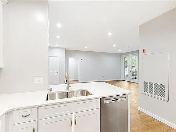 4th image of 1000 Providence Pl APT 161