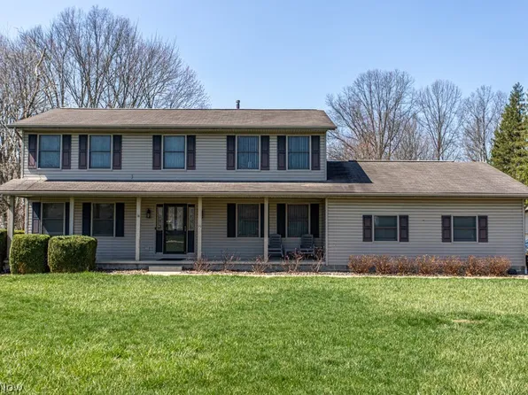 900 McArthur Dr, Girard, OH 44420