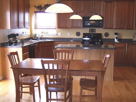 Large Eat-in Kitchen