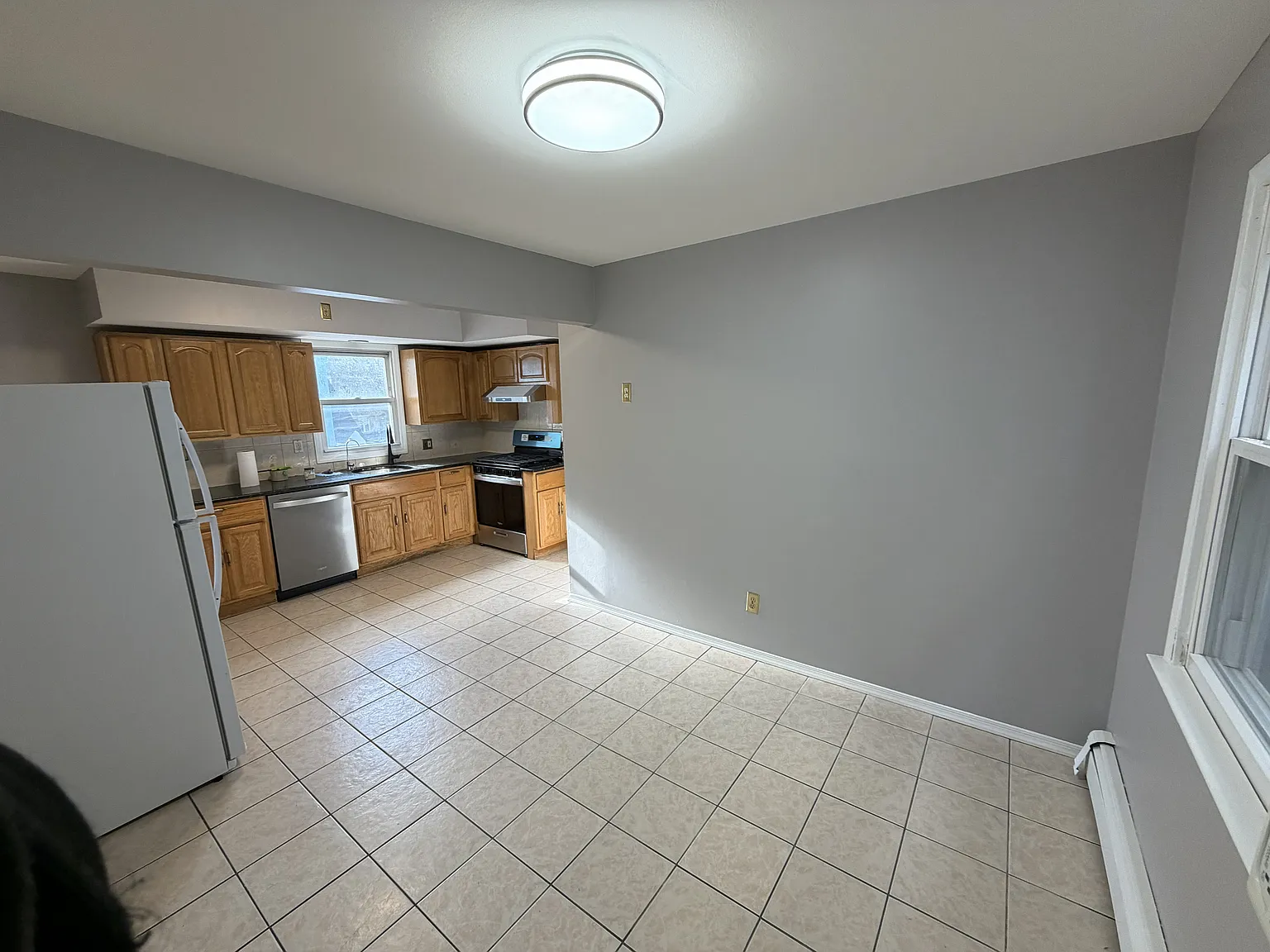 3 bed, 1000 sqft, $2,200 — Photo 2