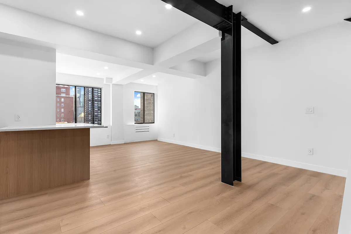 Building Photo - 250 E 31st St #PHC
