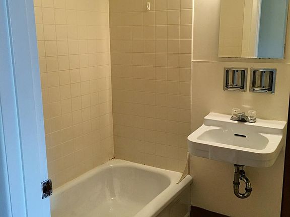 4th image of 44 Eiss Pl APT 1