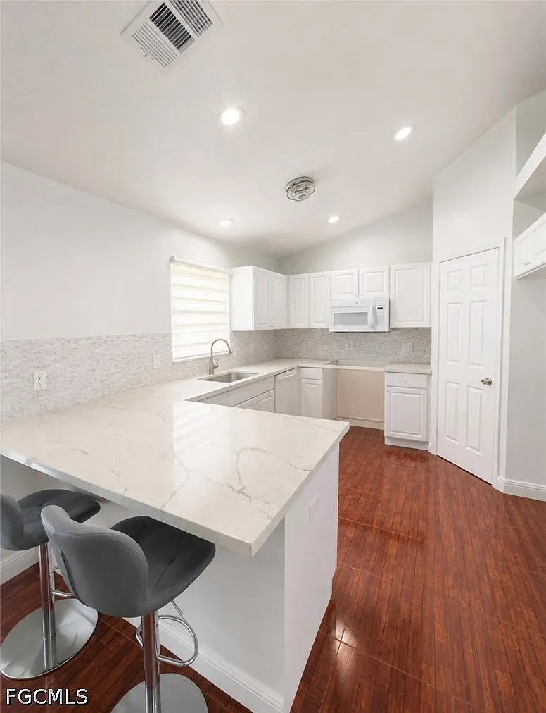 3 bed, 1.0 bath, 1636 sqft, $1,950 — Photo 1