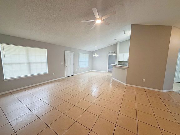 3rd image of 7 Poinsettia Ln