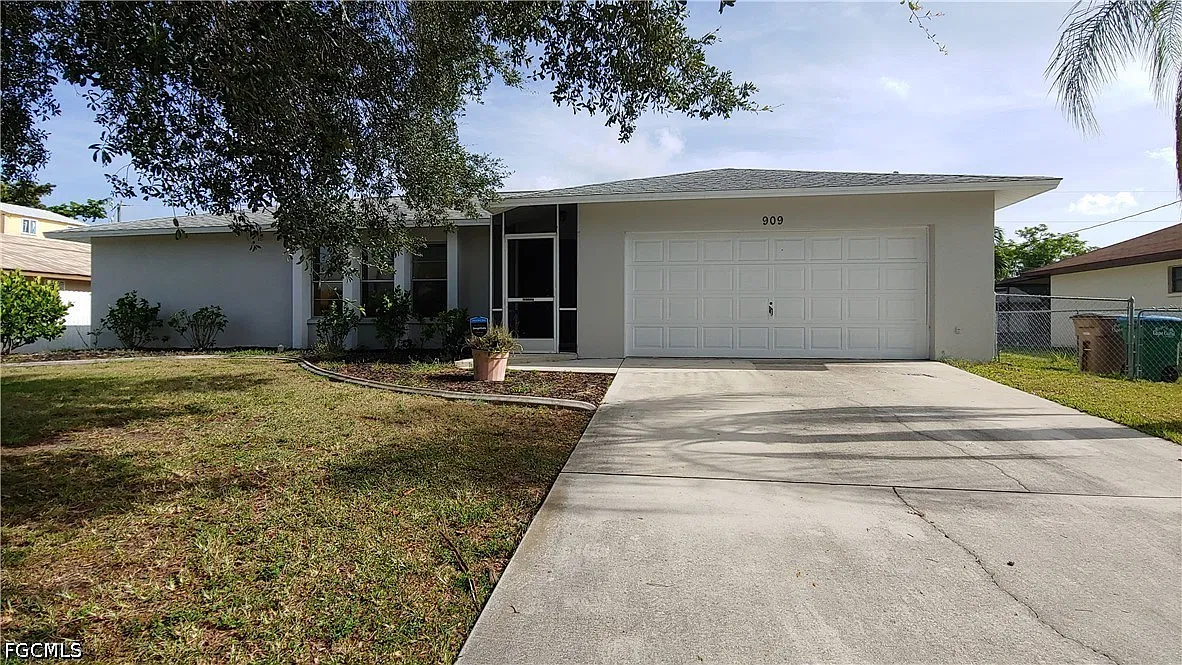 3 bed, 2.0 bath, 1744 sqft, $2,200 — Photo 2