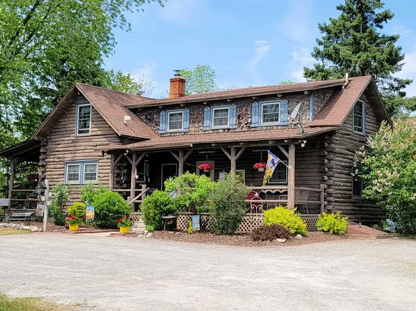 N945 River Dr, Menominee, MI 49858