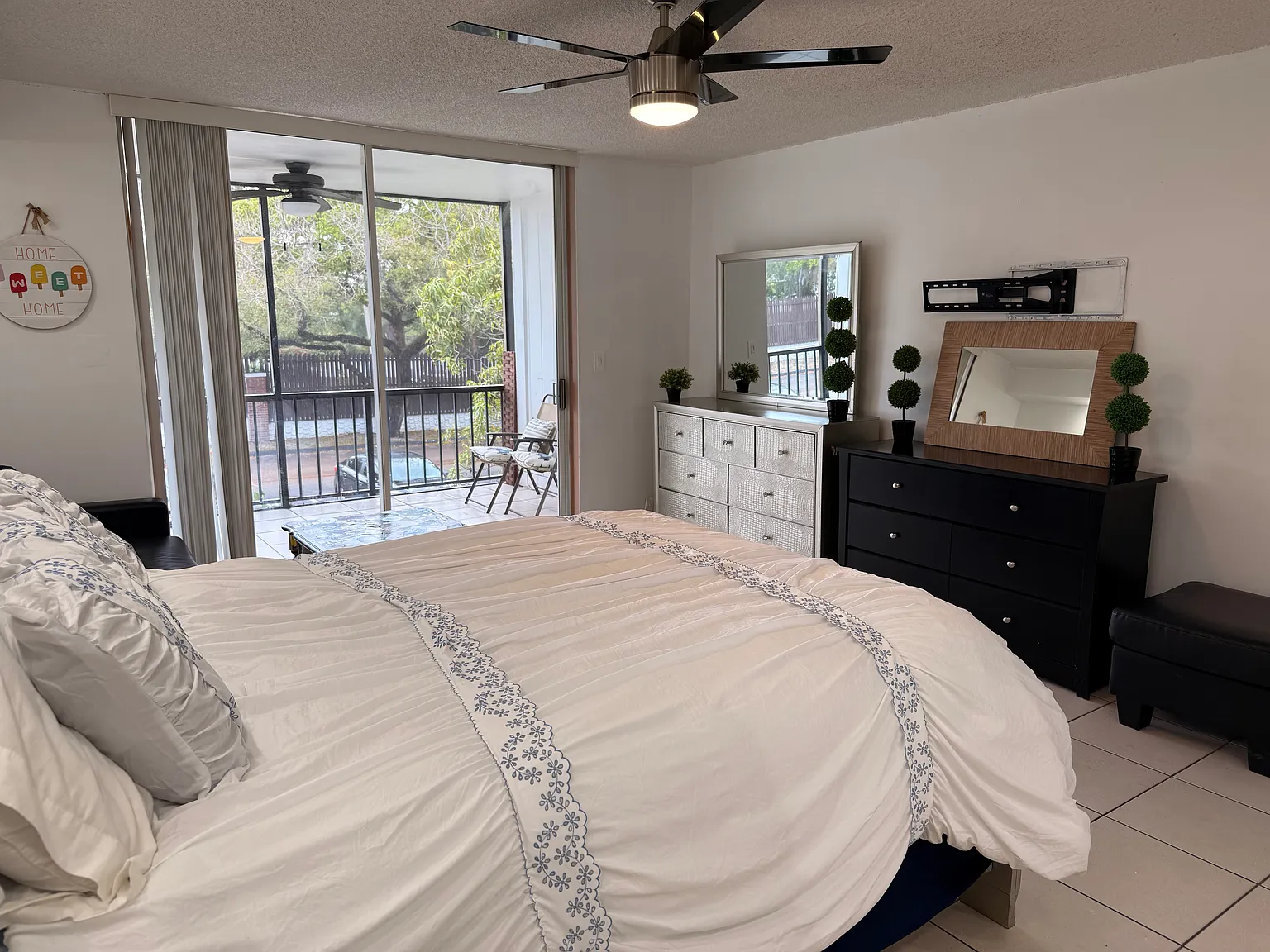 Studio, 650 sqft, $1,799 — Photo 4
