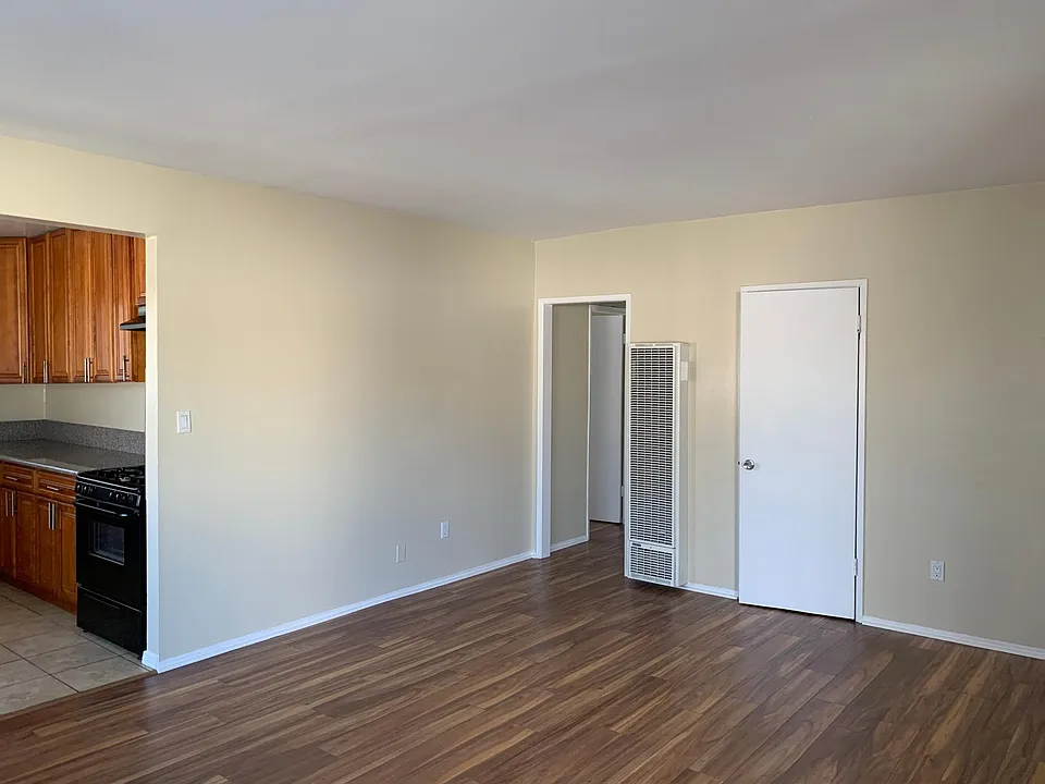 1382 Loma Ave