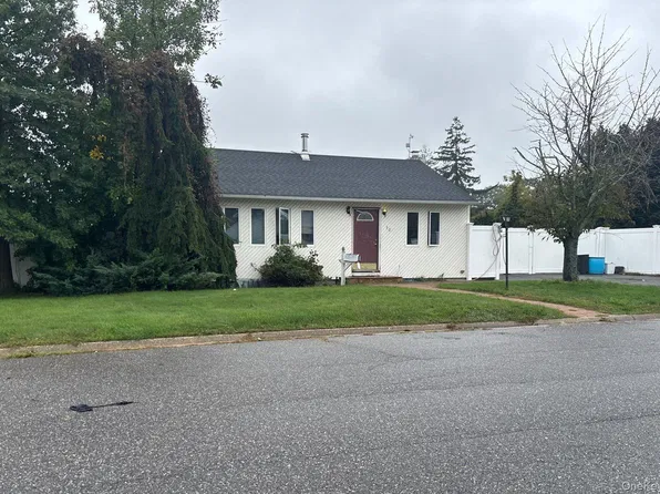 30 Jenkins Avenue, North Babylon, NY 11703