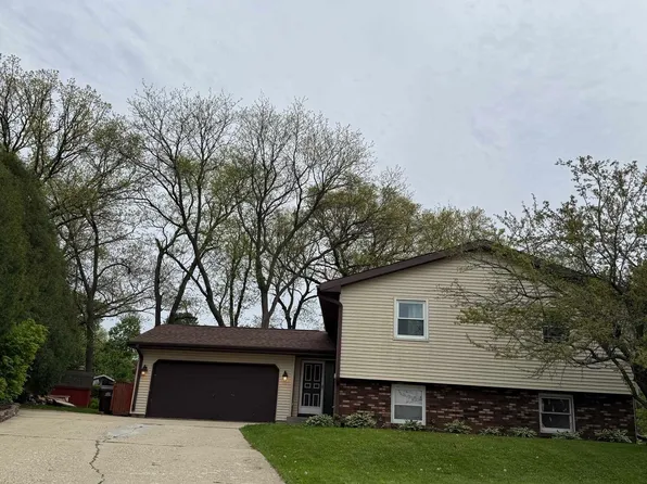 2041 Winchester Dr, Freeport, IL 61032