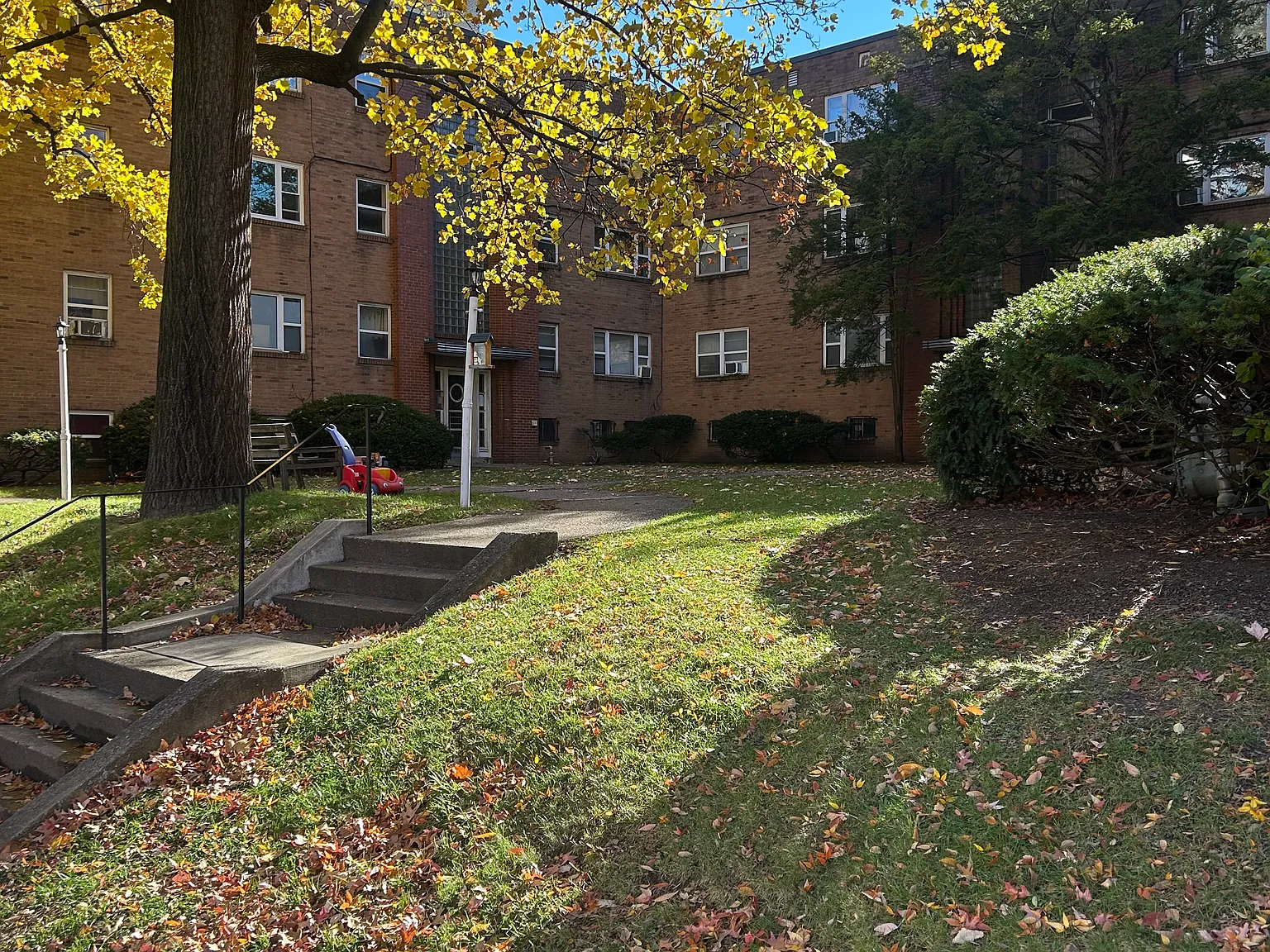 Devonshire Apartments — Photo 2