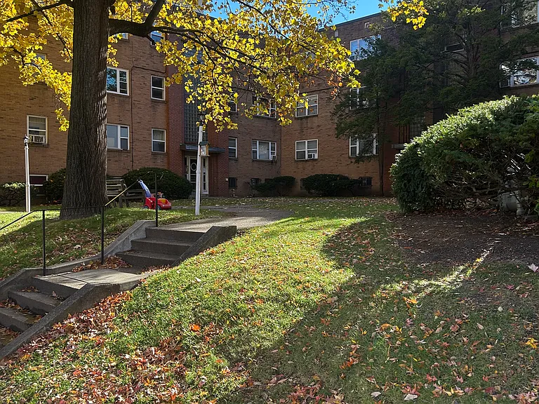 Devonshire Apartments — Photo 2
