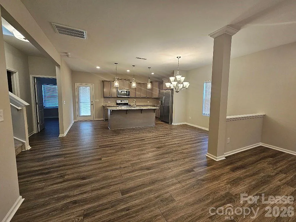 5 bed, 3.0 bath, 2091 sqft, $2,750 — Photo 2