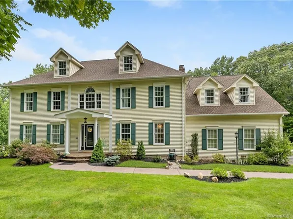 28 Cobblestone Drive, Hamden, CT 06518