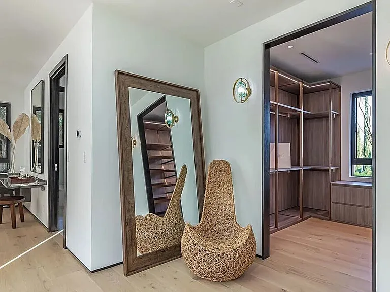1271 Sunset Plaza Dr — Photo 17