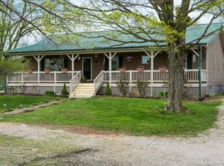 923 W West End Rd, Pekin, IN 47165