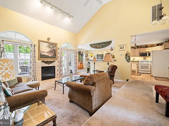 5th image of 994 Treasure Ave
