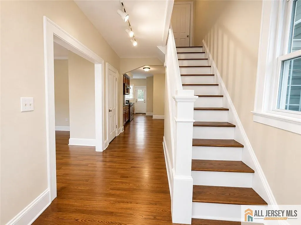 5 bed, 4.0 bath, 2202 sqft, $7,800 — Photo 3