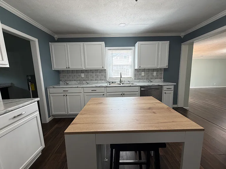 501 Columbus St — Photo 7