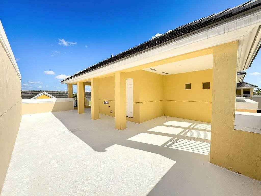 3 bed, 3.5 bath, 1952 sqft, $3,500 — Photo 4