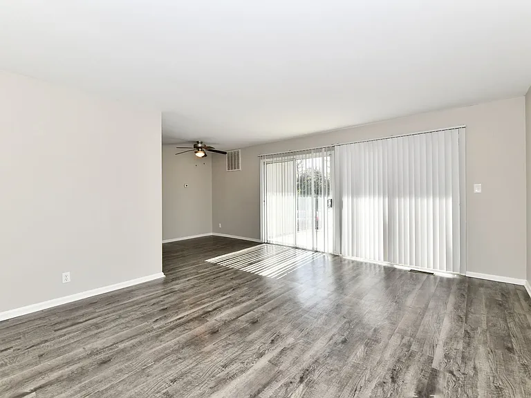 Park Lane Apartments — Photo 20