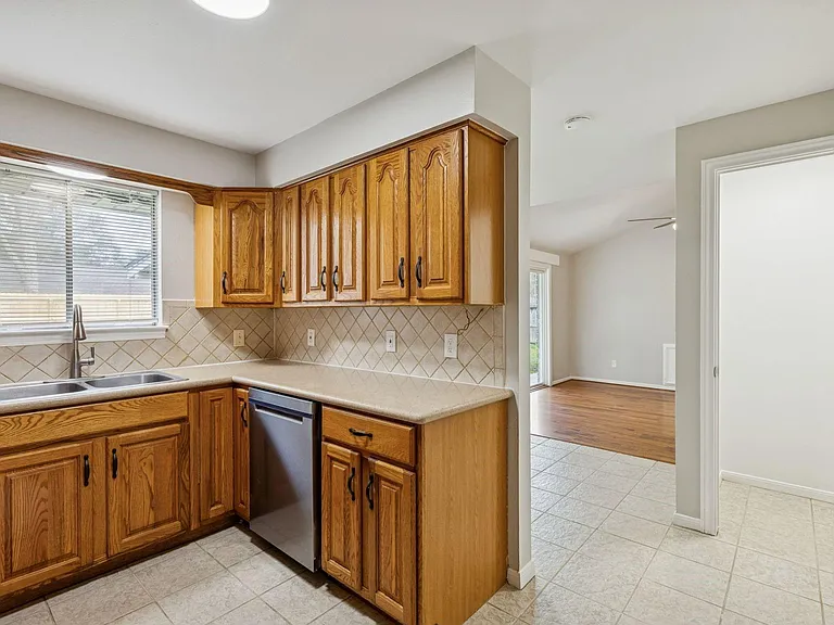 5758 Greencraig Dr — Photo 9