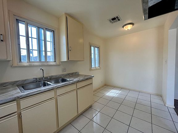 3rd image of 1307 W 101st St #1311