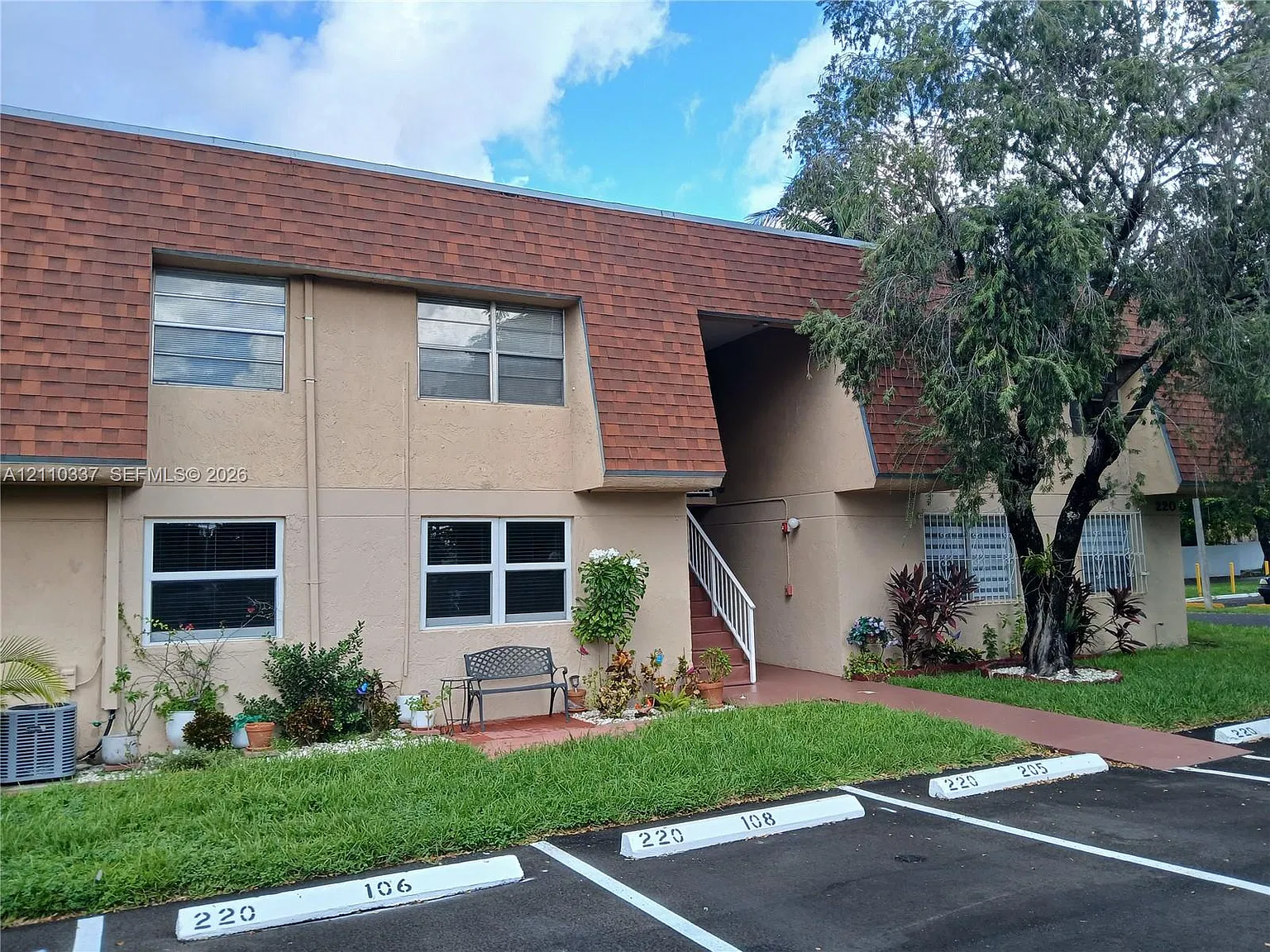 Laguna Club East Condo — Photo 2
