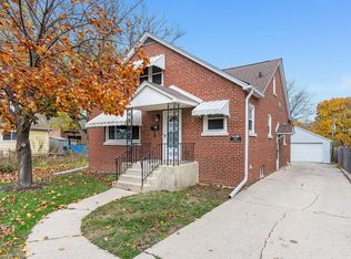 909 N McAree Rd, Waukegan, IL 60085