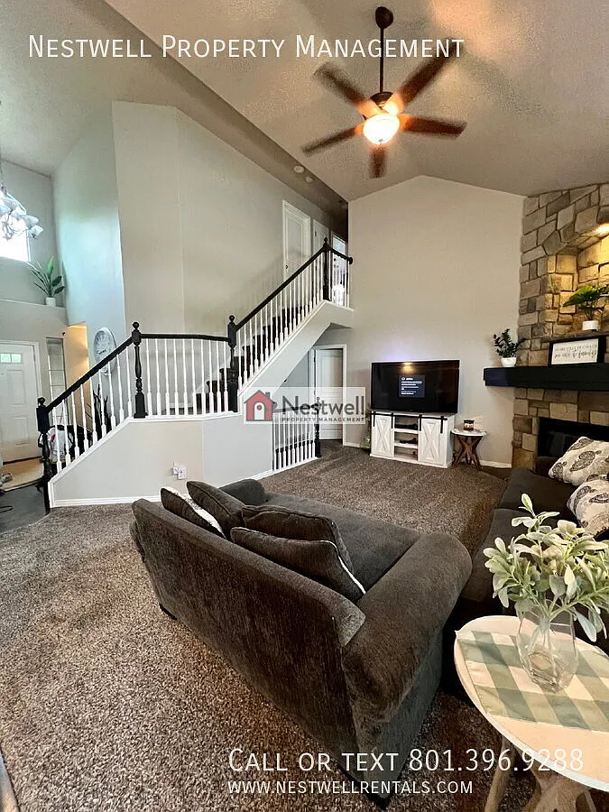 Exquisite 5-bed Home in Roy — Photo 2