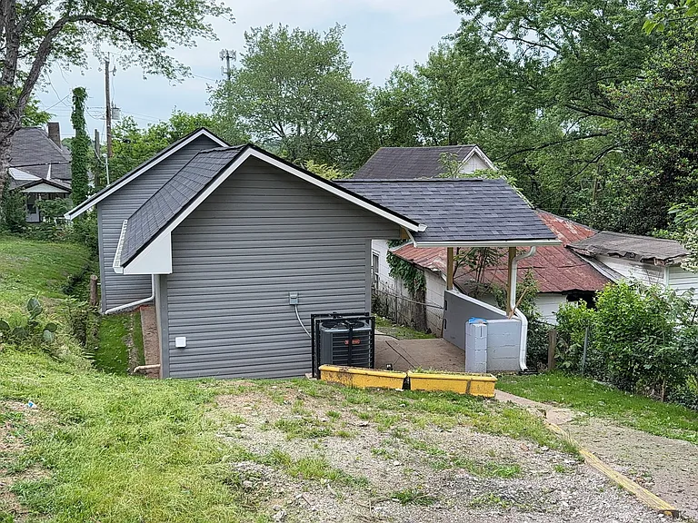 1807 Marion St — Photo 2