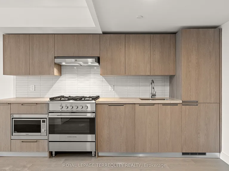 160 Kingsway Cres #213 — Photo 4